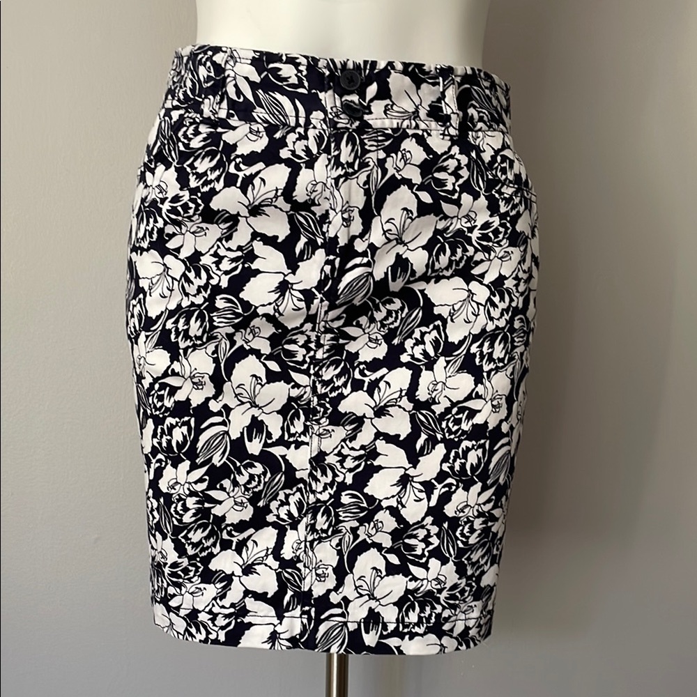 Chaps Black and White Floral Pencil Skirt
